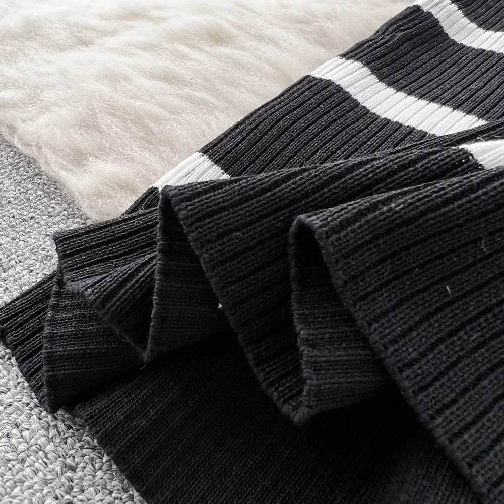 طقم من قطعتين من فستان كوري مخطط بأشرطة رفيعة وفتحة رقبة على شكل حرف V وأكمام طويلة