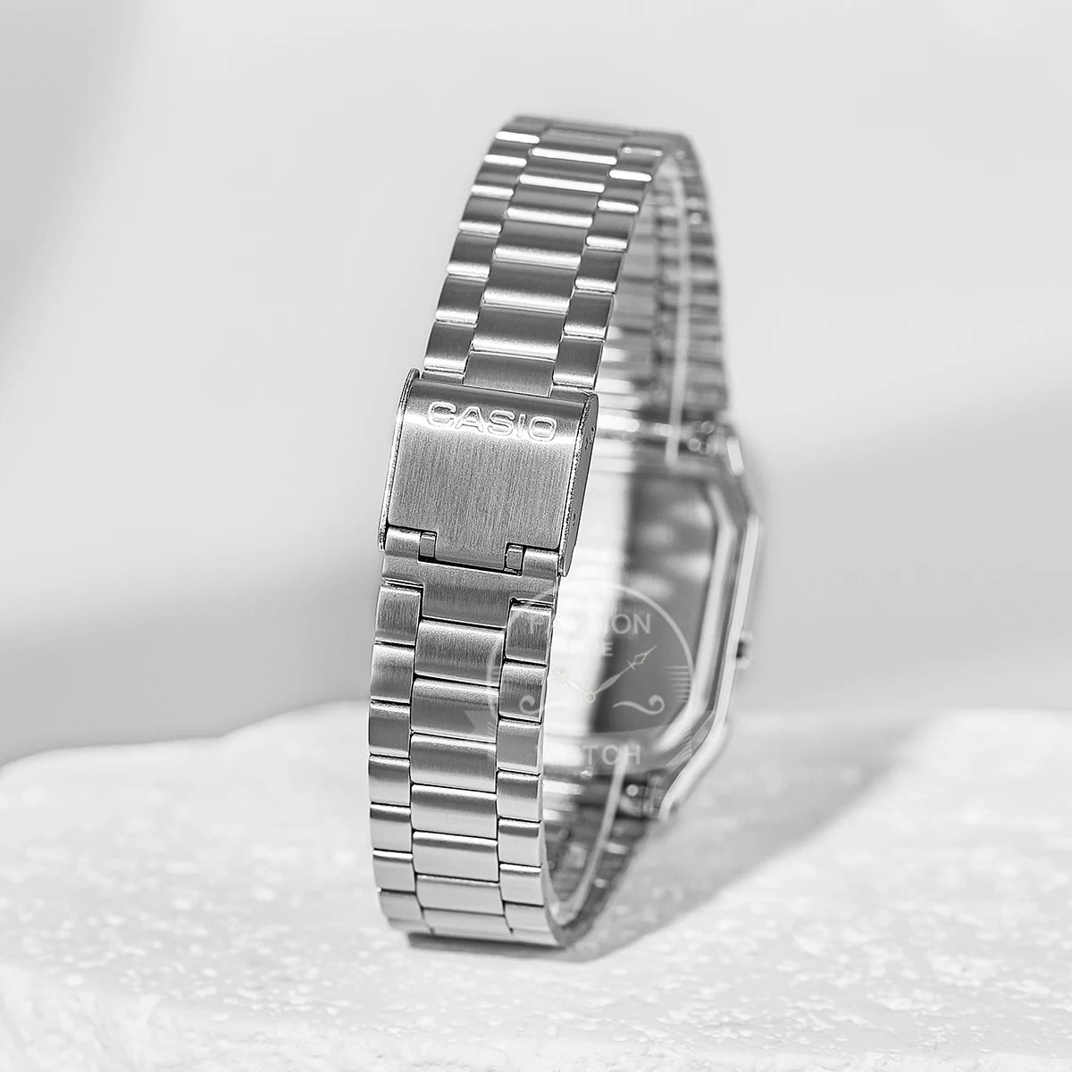 ساعة كاسيو للرجال بشاشة عرض مزدوجة وتصميم كلاسيكي ومينا شخصي وحركة كوارتز ومقاومة للماء AQ-230A- 