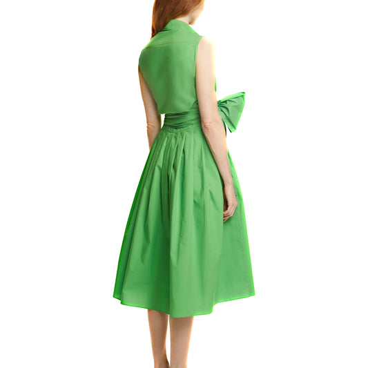 فستان صيفي بلا أكمام مع أزرار وباط، مثالي للشاطئ أو المناسبات. 