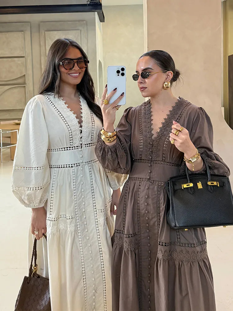 فستان دانتيل ضيق بقصة قصيرة، بياقة على شكل حرف V وأكمام منفوشة، مثالي للربيع. 