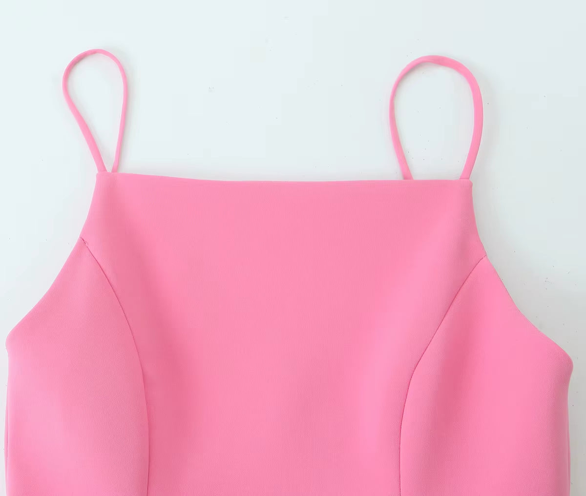 فستان وردي بحمالات رفيعة، تصميم A-LINE أنيق لمناسبات الصيف. 