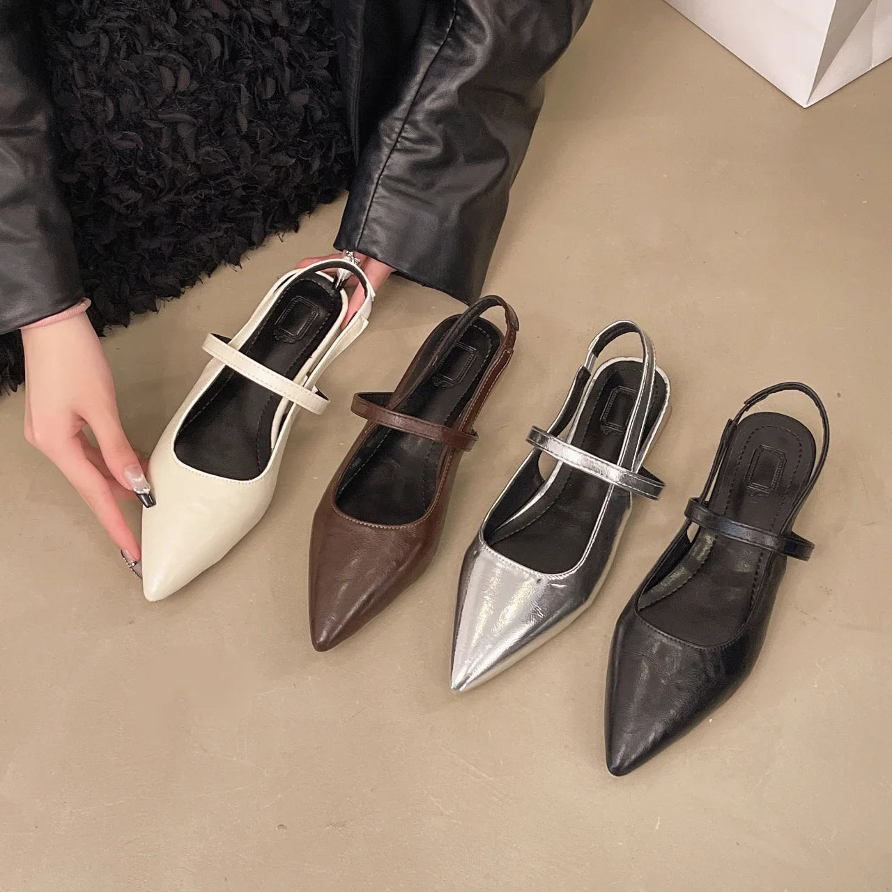 صنادل نسائية جديدة من باوتو مصنوعة من الجلد اللامع بحزام بإبزيم وكعب قطة، أحذية مسطحة مثيرة من الحرير الأسود بكعب رفيع مدبب 