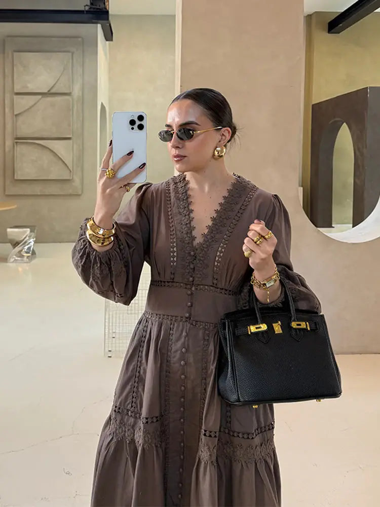 فستان دانتيل ضيق بقصة قصيرة، بياقة على شكل حرف V وأكمام منفوشة، مثالي للربيع. 