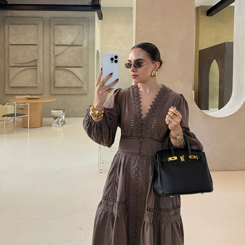 فستان دانتيل ضيق بقصة قصيرة، بياقة على شكل حرف V وأكمام منفوشة، مثالي للربيع. 