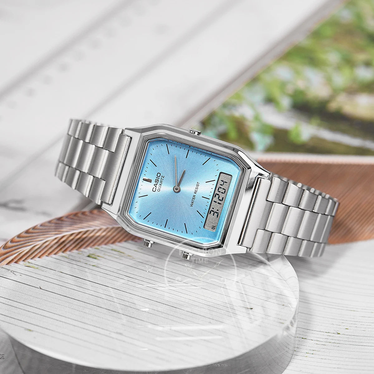 ساعة كاسيو للرجال بشاشة عرض مزدوجة وتصميم كلاسيكي ومينا شخصي وحركة كوارتز ومقاومة للماء AQ-230A- 