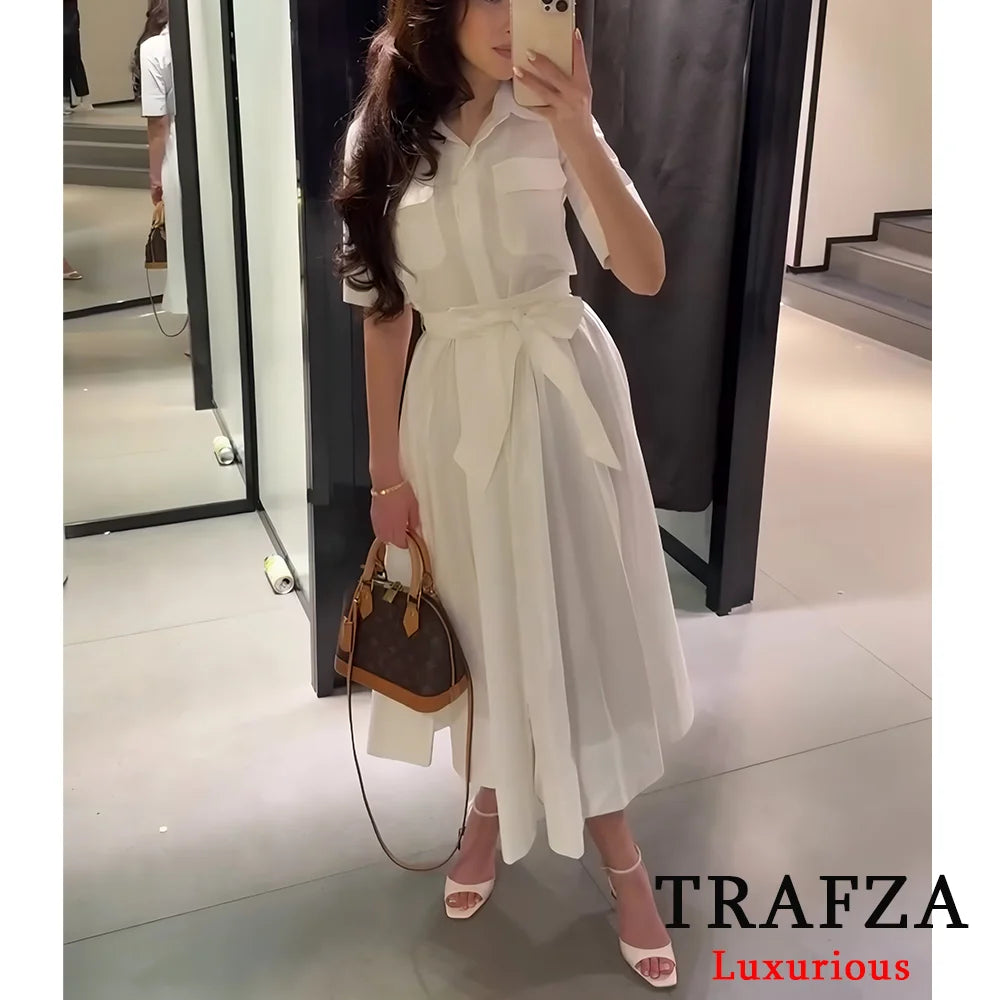 فستان أحمر طويل بحزام وجيوب، تصميم أنيق لربيع صيفي. 