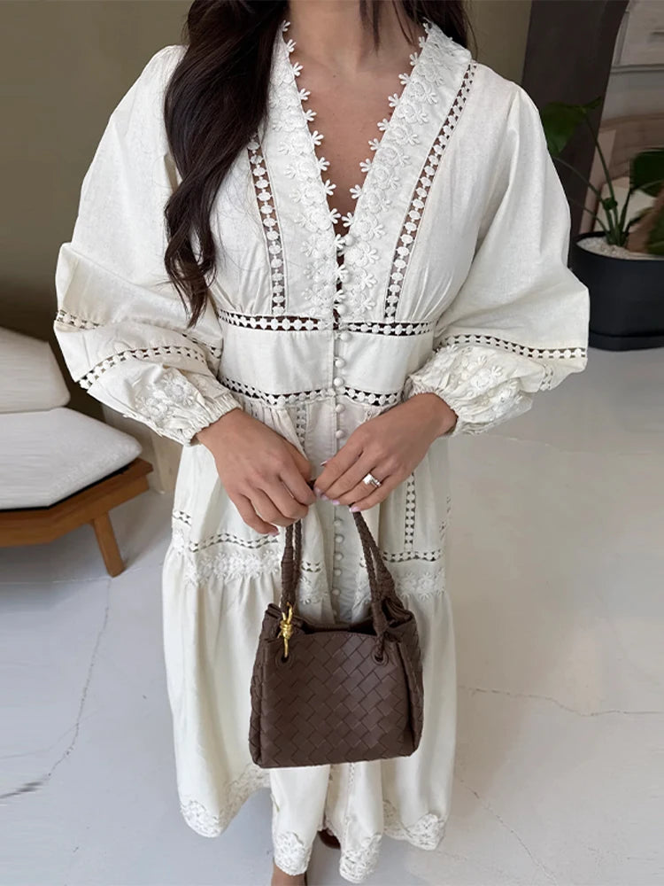 فستان دانتيل ضيق بقصة قصيرة، بياقة على شكل حرف V وأكمام منفوشة، مثالي للربيع. 