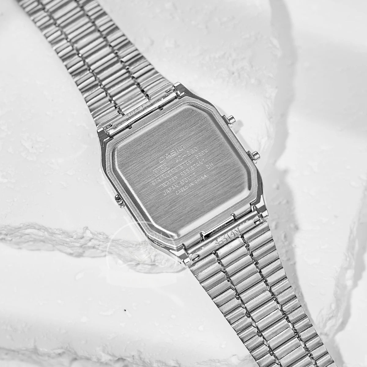 ساعة كاسيو للرجال بشاشة عرض مزدوجة وتصميم كلاسيكي ومينا شخصي وحركة كوارتز ومقاومة للماء AQ-230A- 