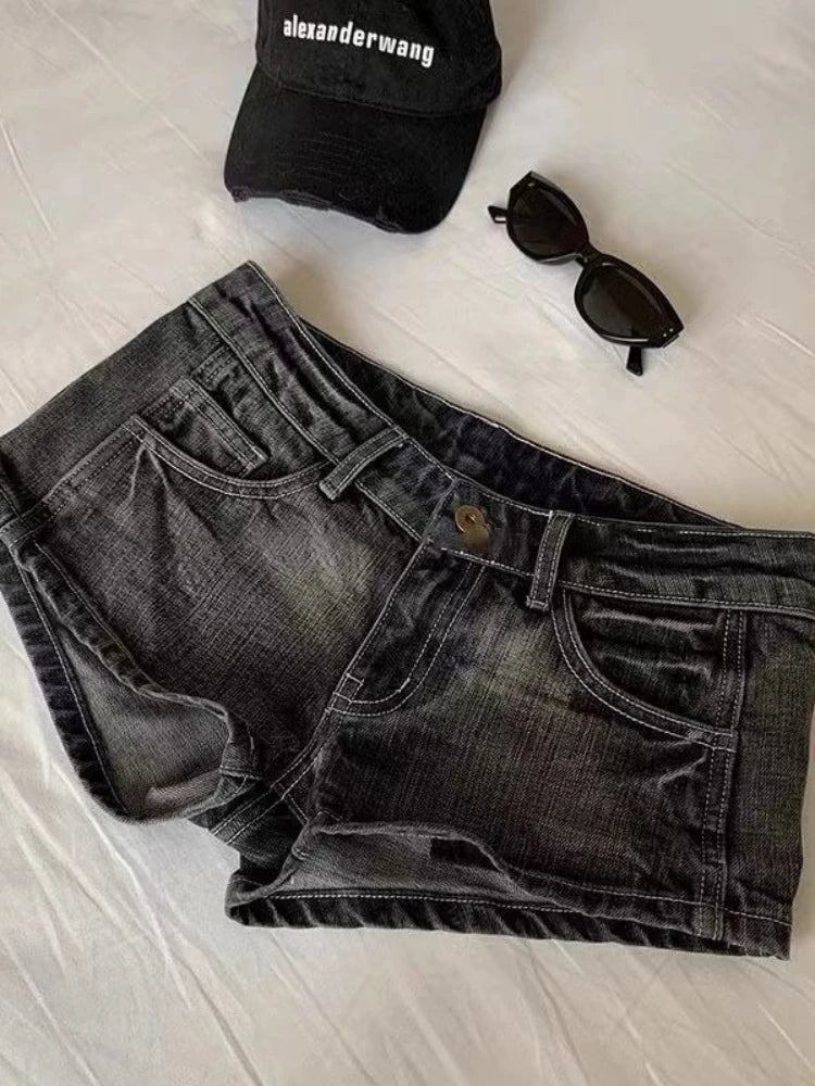 شورت قصير من قماش الدنيم الكلاسيكي بتصميم كلاسيكي من عام 2000 للنساء من مجموعة Gyaru بتصميم صيفي أنيق من قماش الدنيم بتصميم كلاسيكي من مجموعة Acubi بنمط رعاة البقر وبأزرار وخصر منخفض وملابس بديلة من عام 2000 