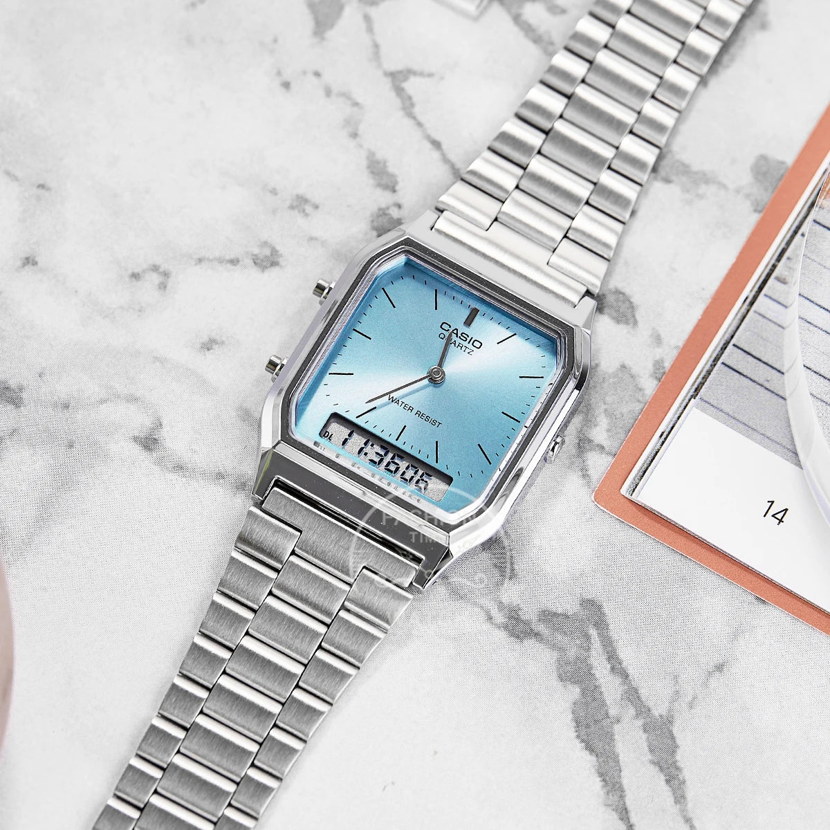 ساعة كاسيو للرجال بشاشة عرض مزدوجة وتصميم كلاسيكي ومينا شخصي وحركة كوارتز ومقاومة للماء AQ-230A- 