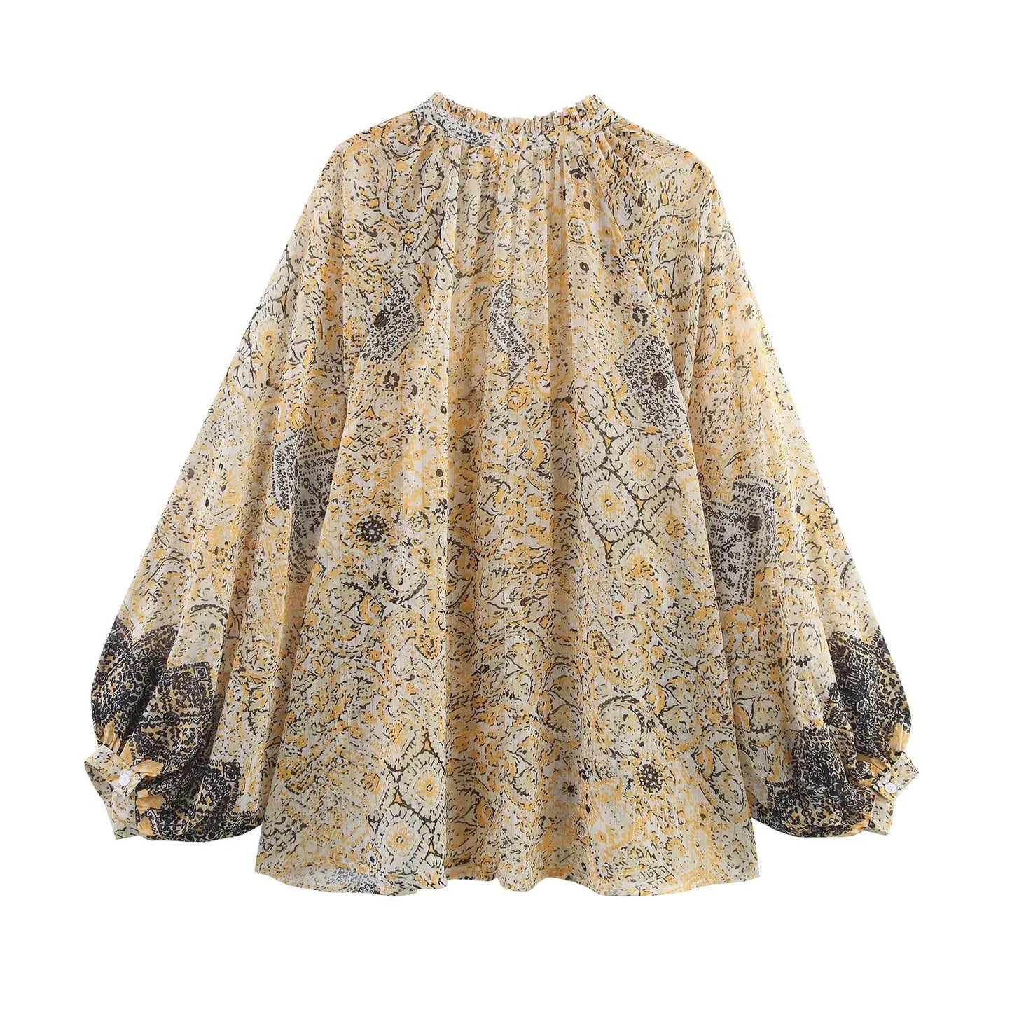 طقم أنيق صيفي من قميص واسع وتنورة دافئة. 