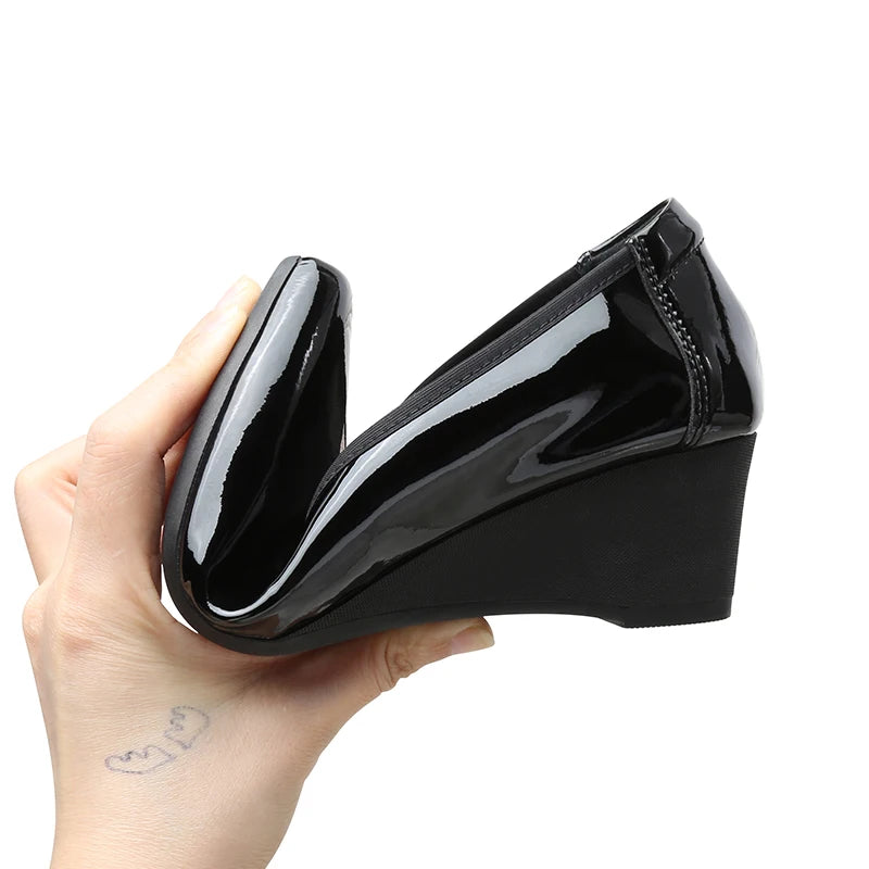 حذاء نسائي مثير ذو مقدمة مدببة من الجلد اللامع بكعب 2025 حذاء موكاسين نسائي أنيق بكعب إسفيني سهل الارتداء من لوليتا 33