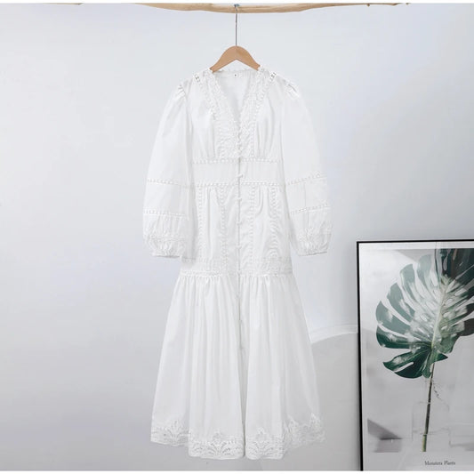 فستان دانتيل ضيق بقصة قصيرة، بياقة على شكل حرف V وأكمام منفوشة، مثالي للربيع. 