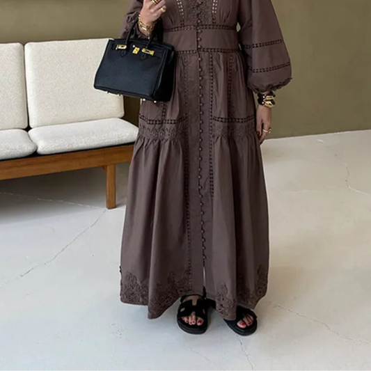 فستان دانتيل ضيق بقصة قصيرة، بياقة على شكل حرف V وأكمام منفوشة، مثالي للربيع. 