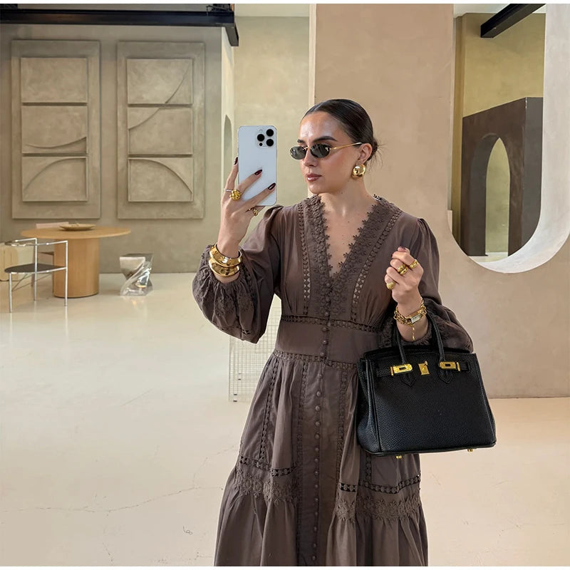 فستان دانتيل ضيق بقصة قصيرة، بياقة على شكل حرف V وأكمام منفوشة، مثالي للربيع. 