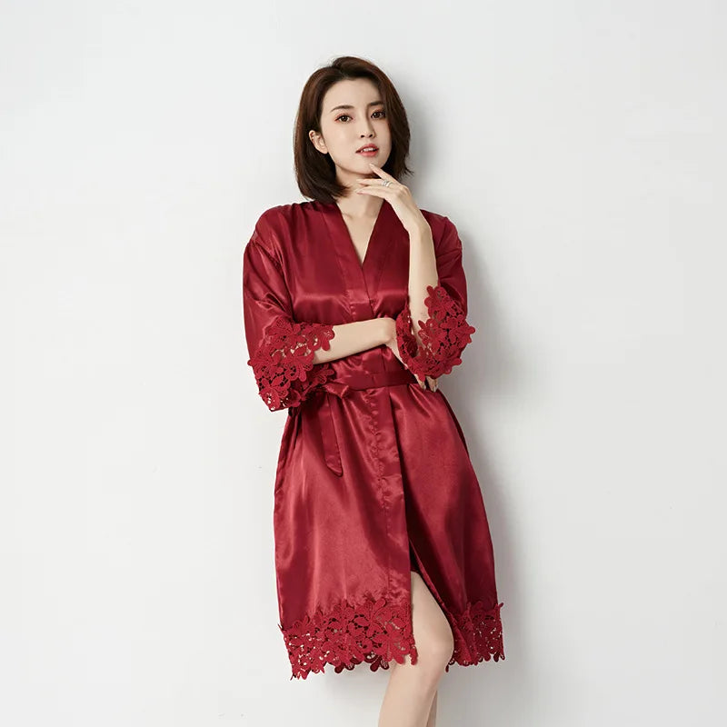 رداء زفاف أبيض مطرز للأم العروس كيمونو نسائي مثير من الدانتيل والزهور ملابس داخلية حميمية من الحرير الجليدي رداء حمام 